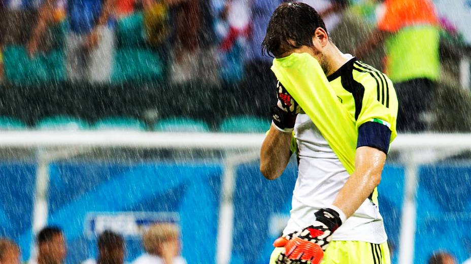 O goleiro Iker Casillas, da Espanha, lamenta o quarto gol da Holanda