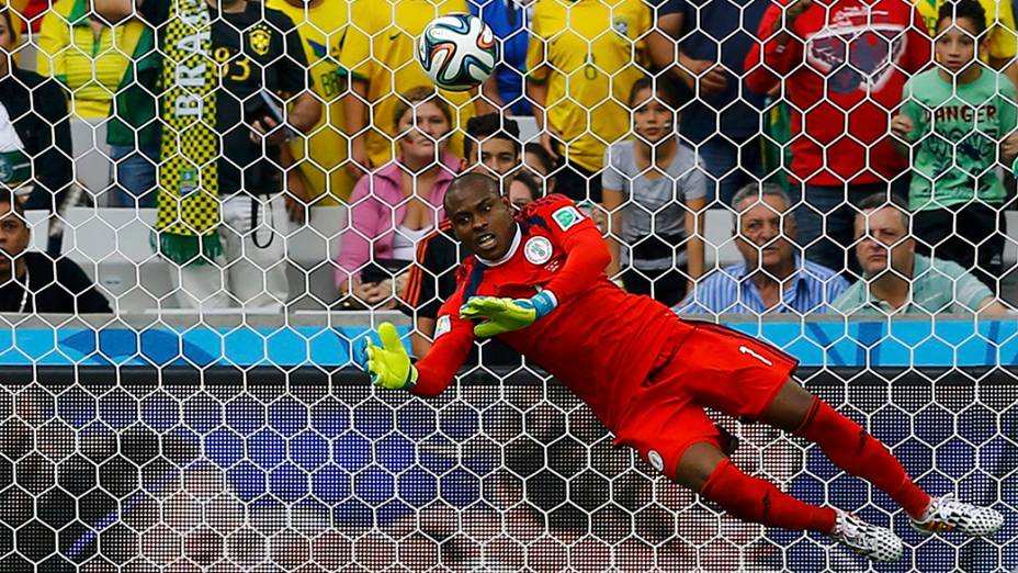 Goleiro Enyeama, da Nigéria, faz boa defesa na cabeçada do jogador do Irã na Arena da Baixada, em Curitiba