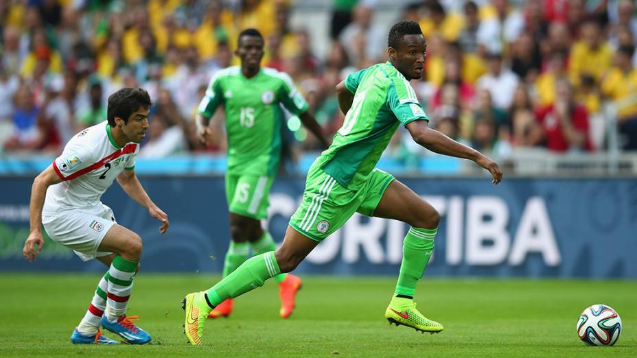 O nigeriano John Obi Mikel conduz a bola no jogo contra o Irã na Arena da Baixada, em Curitiba