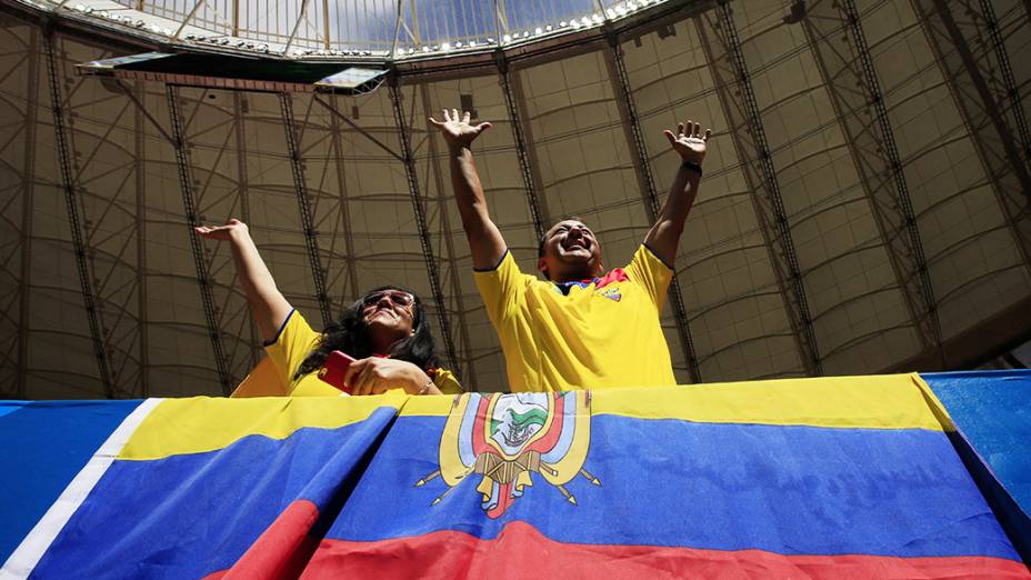 Torcedores do Equador aguardam o início do jogo contra a Suíça no Mané Garrincha, em Brasília