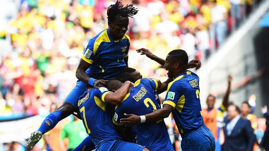 Jogadores do Equador comemoram gol contra a Suíça no Mané Garrincha, em Brasília