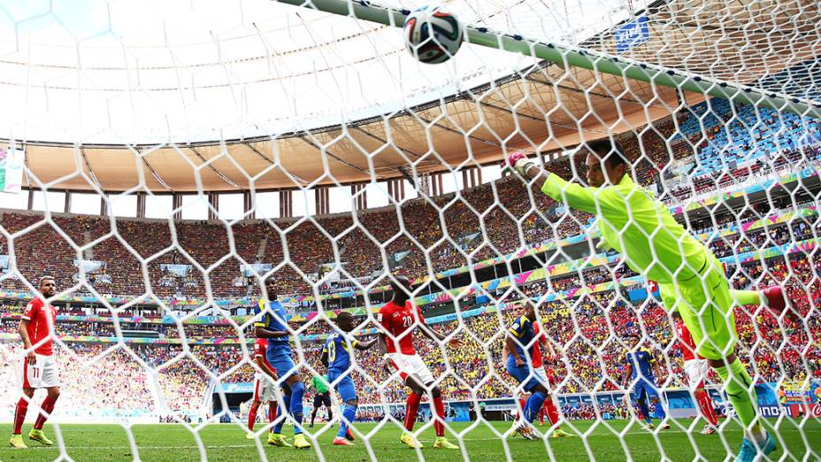 Enner Valencia marca de cabeça o primeiro gol do Equador contra a Suíça no Mané Garrincha, em Brasília