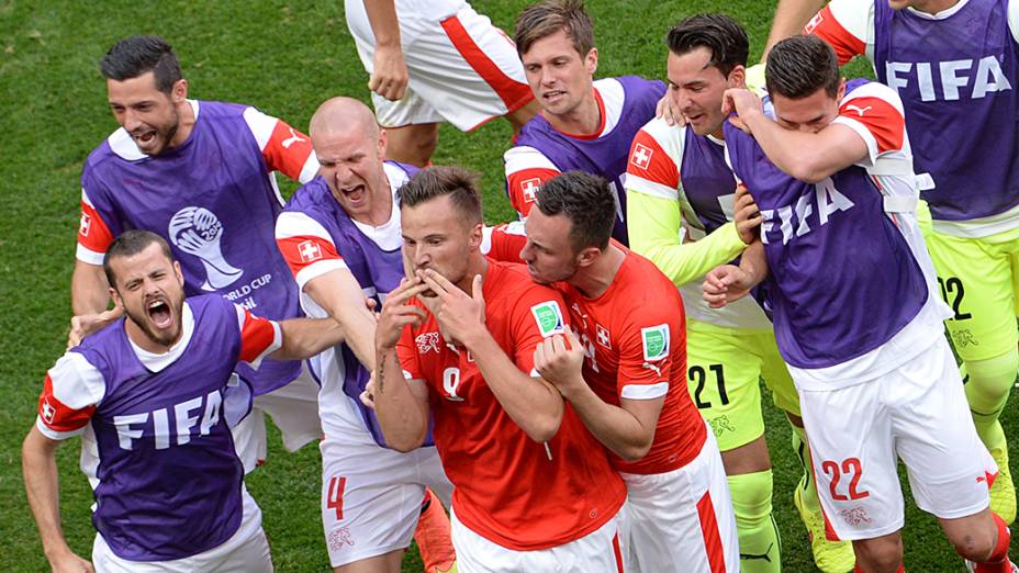 Jogadores da Suíça comemoram o segundo gol contra o Equador no Mané Garrincha, em Brasília