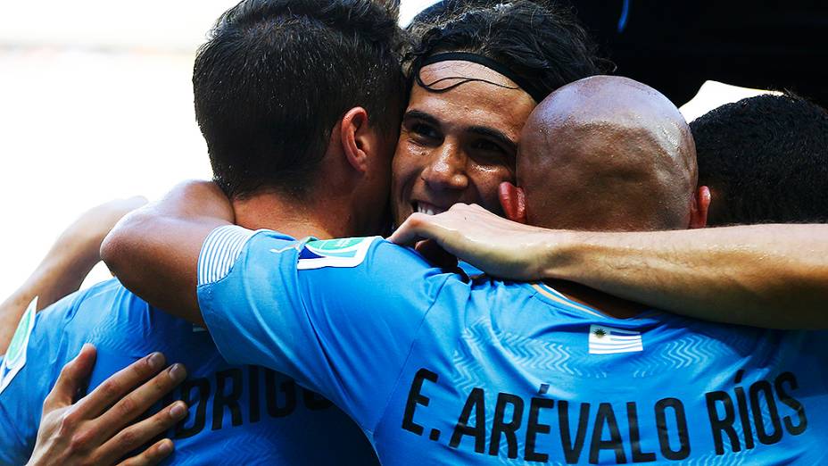 Jogadores do Uruguai comemoram o primeiro gol do Uruguai marcado por Edinson Cavani, no Castelão em Fortaleza