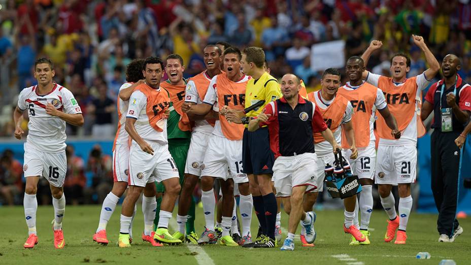 Jogadores da Costa Rica comemoram o segundo gol da equipe contra o Uruguai, no Castelão em Fortaleza