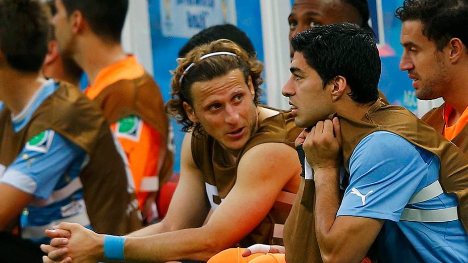 O jogador Diego Forlán conversa com Luiz Suárez no banco de reservas do Uruguai, no Castelão em Fortaleza