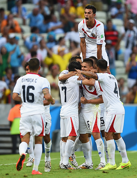 Jogadores da Costa Rica comemoram o segundo gol da equipe contra o Uruguai, no Castelão em Fortaleza