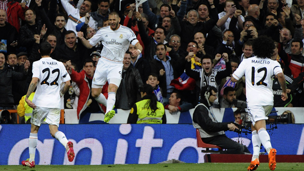 Karim Benzema, do Real Madri, comera gol contra o Barcelona