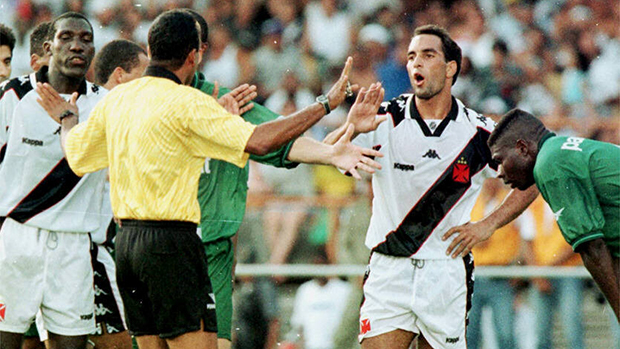 Em 1997, na partida Palmeiras x Vasco, o atacante Edmundo discutiu com o árbitro Sidrack Marinho dos Santos