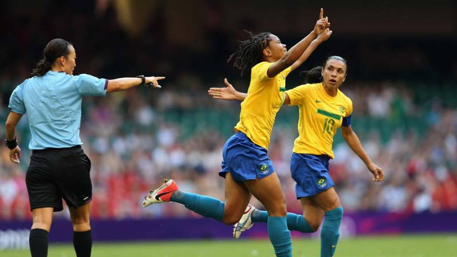 Renata Costa comemora gol durante partida contra Camarões