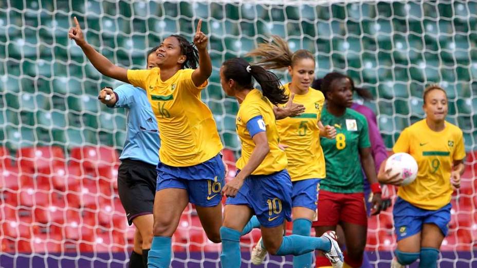 Renata Costa comemora gol durante partida contra Camarões