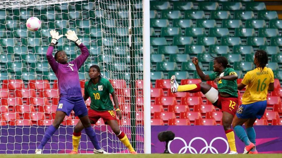 Renata Costa marca gol contra Camarões