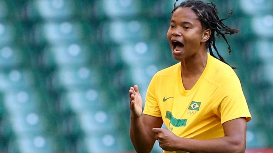 Renata Costa marca gol contra Camarões na estreia da seleção