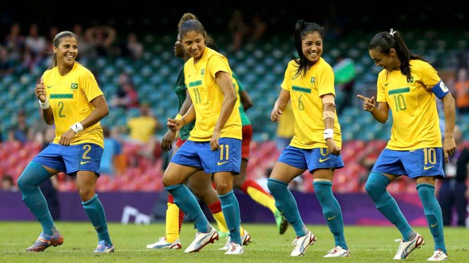 Jogadoras brasileiras comemoram gol contra Camarões