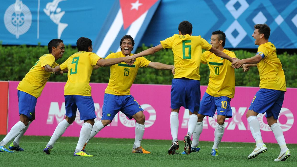 Brasileiros comemoram o gol brasileiro, marcado por Henrique, no empate da seleção de futebol contra a Argentina