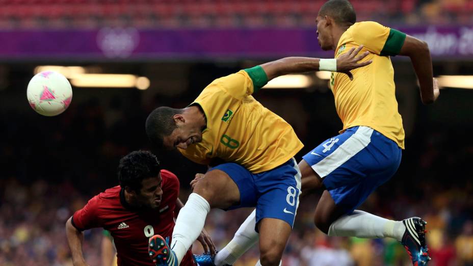 Disputa de bola durante partida entre Brasil e Egito válida pela primeira rodada dos Jogos Olímpicos de Londres 2012