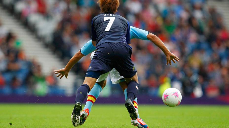 Martin Montoya da Espanha luta pela bola com o japonês Yuki Otsu durante primeira rodada dos Jogos Olímpicos de Londres 2012