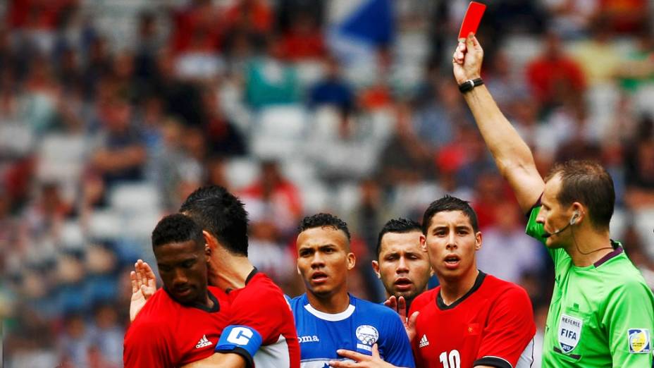 Zakarya Bergdich da seleção do Marrocos recebe cartão vermelho durante partida contra Honduras, nos Jogos Olímpicos de Londres 2012