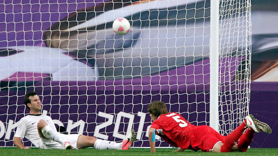 Ian Hogg da Nova Zelândia se senta no chão depois de Dmitry Baga Bielorrússia cabecear para marcar o gol da vitória na estreia das seleções na Olimpíada de Londres 2012