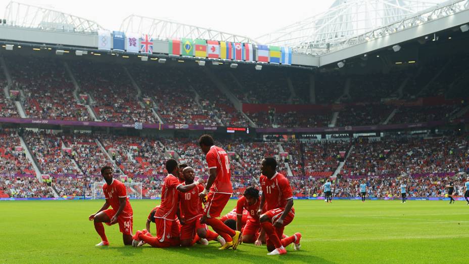 Jogadores da seleção dos Emirados Árabes Unidos comemoram gol na partida contra o Uruguai em Manchester, válida pela fase de grupos dos Jogos Olímpicos