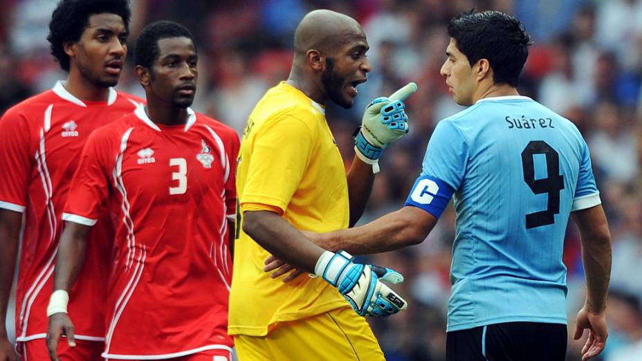 Luis Suarez atacante do Uruguai discute Khaseif Ali dos Emirados Árabes Unidos durante partida de estreia dos Jogos Olímpicos de Londres 2012<br>   