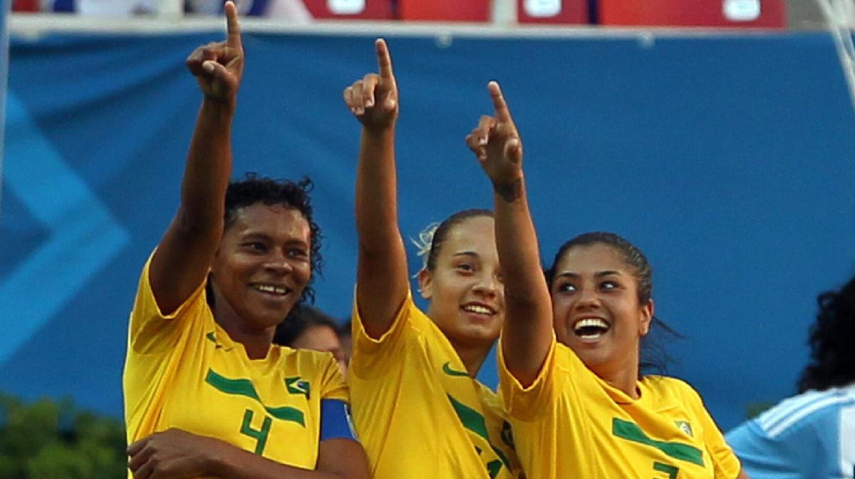 Brasileiras do futebol comemoram primeiro gol da estreia contra a Argentina
