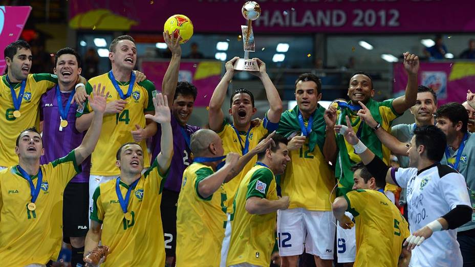 Brasil comemorando a vitória na Copa do Mundo de Futsal na Tailândia