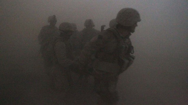 Fuzileiros navais dos Estados Unidos carregam civil afegão que ficou gravemente ferido após a explosão de uma bomba em Kajaki