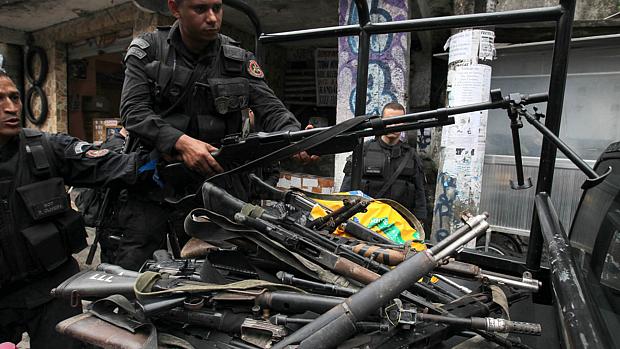 Policiais do Bope recolhem fuzis apreendidos na favela da Rocinha, na Zona Sul da cidade do Rio de Janeiro