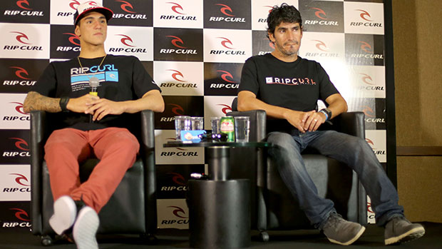 Gabriel Medina e seu padrasto, Charles Saldanha, a quem chama de pai