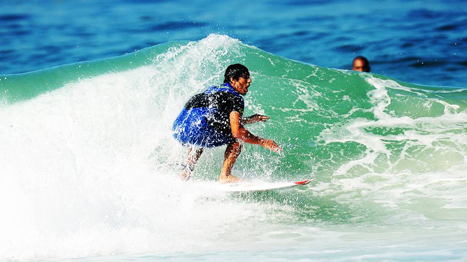 O surfista Gabriel Medina em ação na praia do Pepê, na Barra da Tijuca, Rio de Janeiro