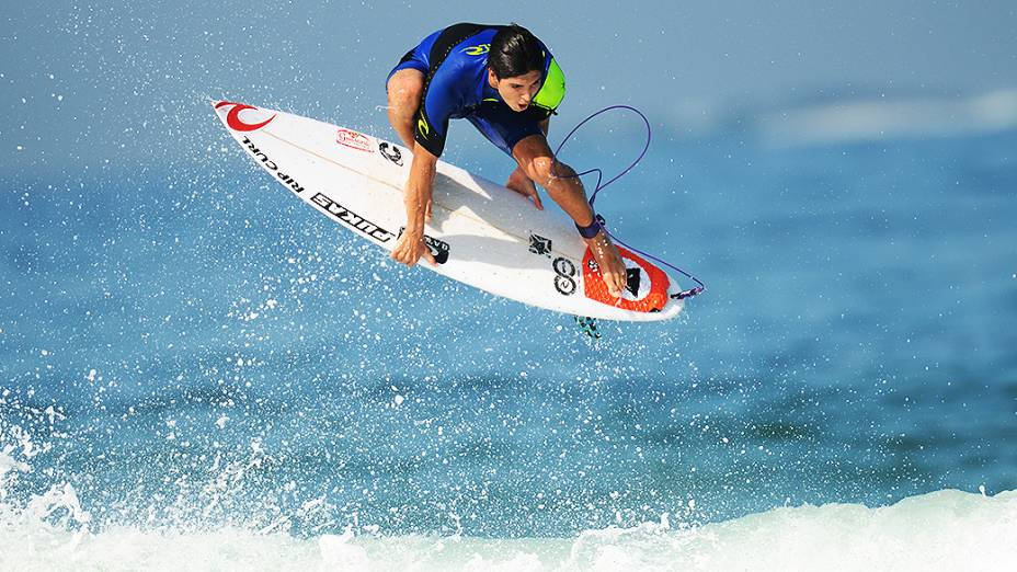 O surfista Gabriel Medina em ação na praia do Pepê, na Barra da Tijuca, Rio de Janeiro