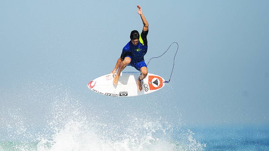 O surfista Gabriel Medina em ação na praia do Pepê, na Barra da Tijuca, Rio de Janeiro