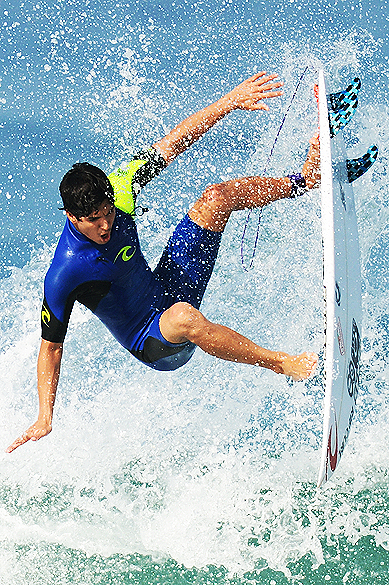 O surfista Gabriel Medina em ação na praia do Pepê, na Barra da Tijuca, Rio de Janeiro