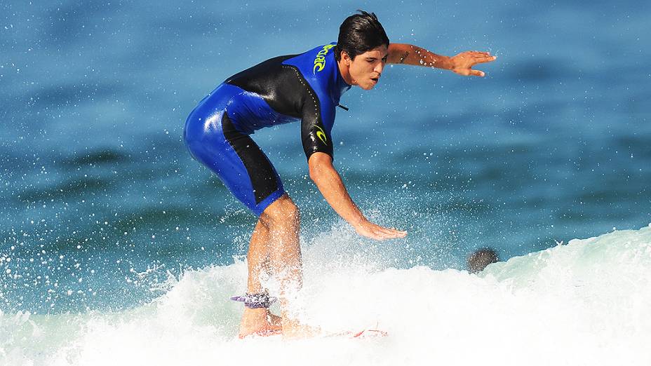 O surfista Gabriel Medina em ação na praia do Pepê, na Barra da Tijuca, Rio de Janeiro