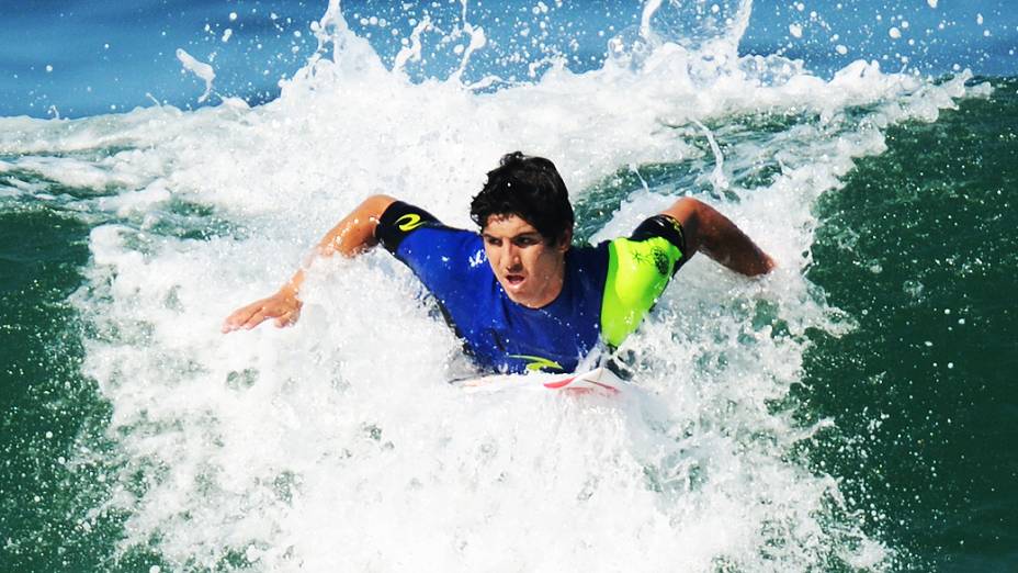 O surfista Gabriel Medina em ação na praia do Pepê, na Barra da Tijuca, Rio de Janeiro