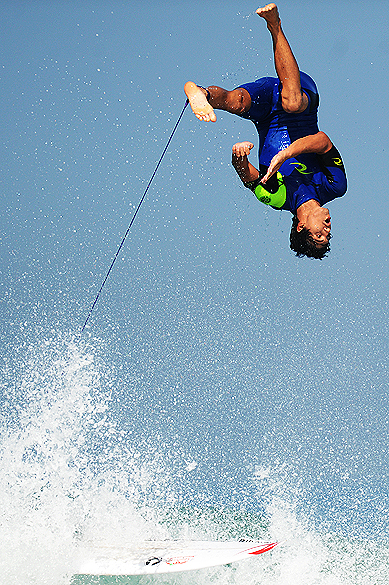 O surfista Gabriel Medina em ação na praia do Pepê, na Barra da Tijuca, Rio de Janeiro