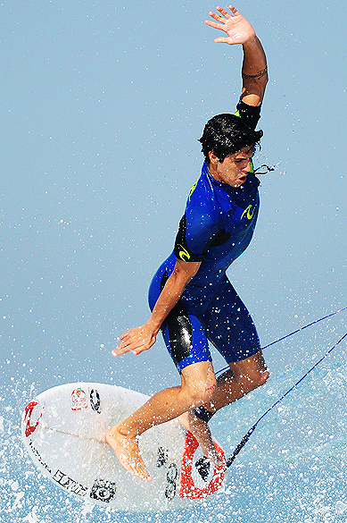 O surfista Gabriel Medina em ação na praia do Pepê, na Barra da Tijuca, Rio de Janeiro