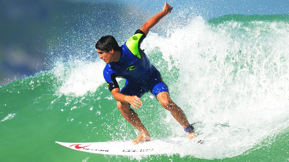 O surfista Gabriel Medina em ação na praia do Pepê, na Barra da Tijuca, Rio de Janeiro