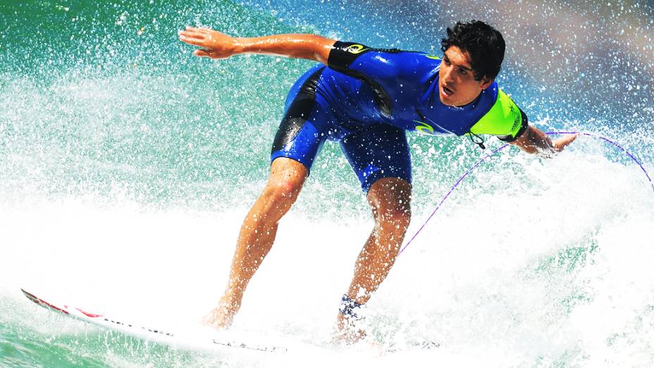 O surfista Gabriel Medina em ação na praia do Pepê, na Barra da Tijuca, Rio de Janeiro