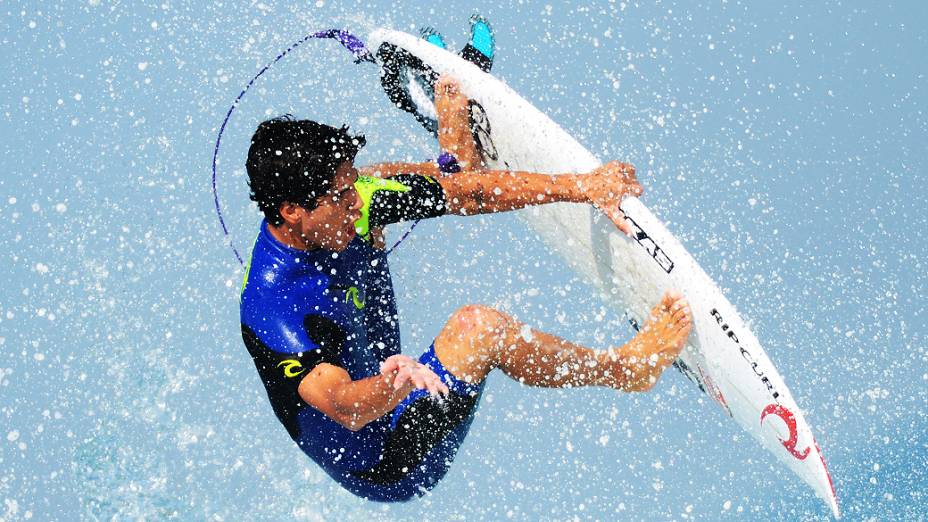 O surfista Gabriel Medina em ação na praia do Pepê, na Barra da Tijuca, Rio de Janeiro