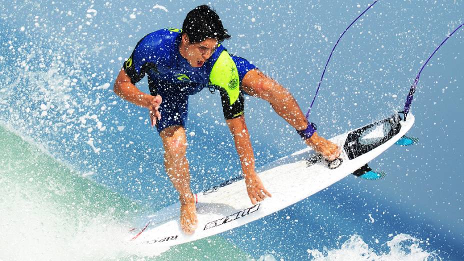 O surfista Gabriel Medina em ação na praia do Pepê, na Barra da Tijuca, Rio de Janeiro