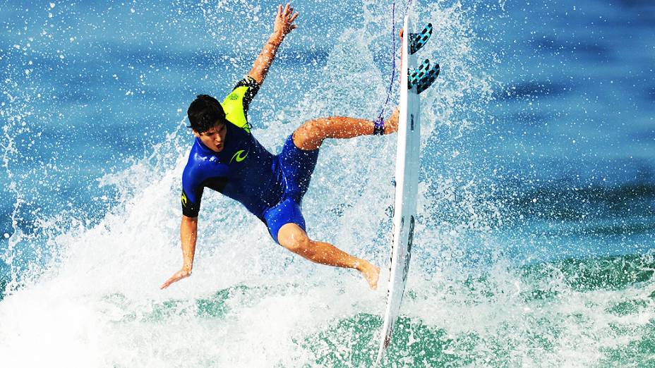 O surfista Gabriel Medina em ação na praia do Pepê, na Barra da Tijuca, Rio de Janeiro