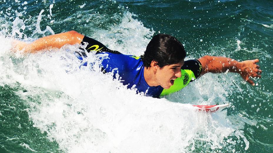 O surfista Gabriel Medina em ação na praia do Pepê, na Barra da Tijuca, Rio de Janeiro