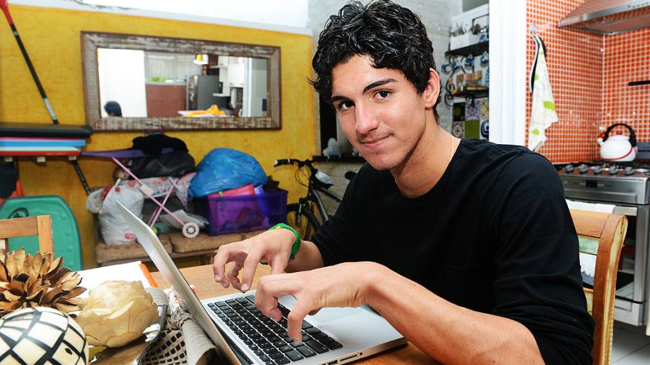 O surfista Gabriel Medina em sua casa, em Maresias, no litoral paulista