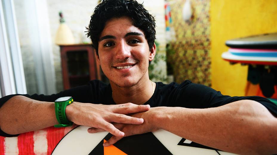 O surfista Gabriel Medina em sua casa, em Maresias, no litoral paulista
