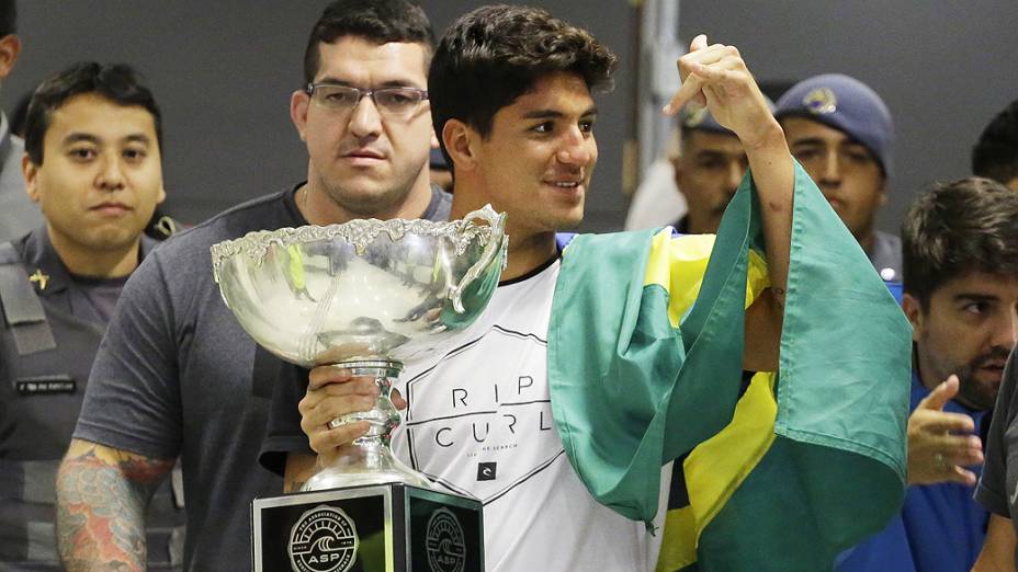 O campeão mundial de surf de 2014, Gabriel Medina, desembarca no aeroporto internacional de Cumbica em Guarulhos (SP), na tarde desta terça-feira (23)