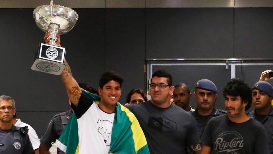 O campeão mundial de surf de 2014, Gabriel Medina, desembarca no aeroporto internacional de Cumbica em Guarulhos (SP), na tarde desta terça-feira (23)