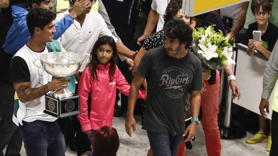 O campeão mundial de surf de 2014, Gabriel Medina, desembarca no aeroporto internacional de Cumbica em Guarulhos (SP), na tarde desta terça-feira (23)