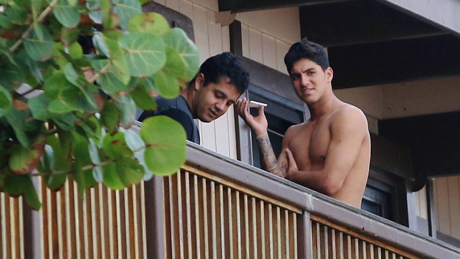 Gabriel Medina, na varanda da casa onde está hospedado no Havaí: à espera das ondas